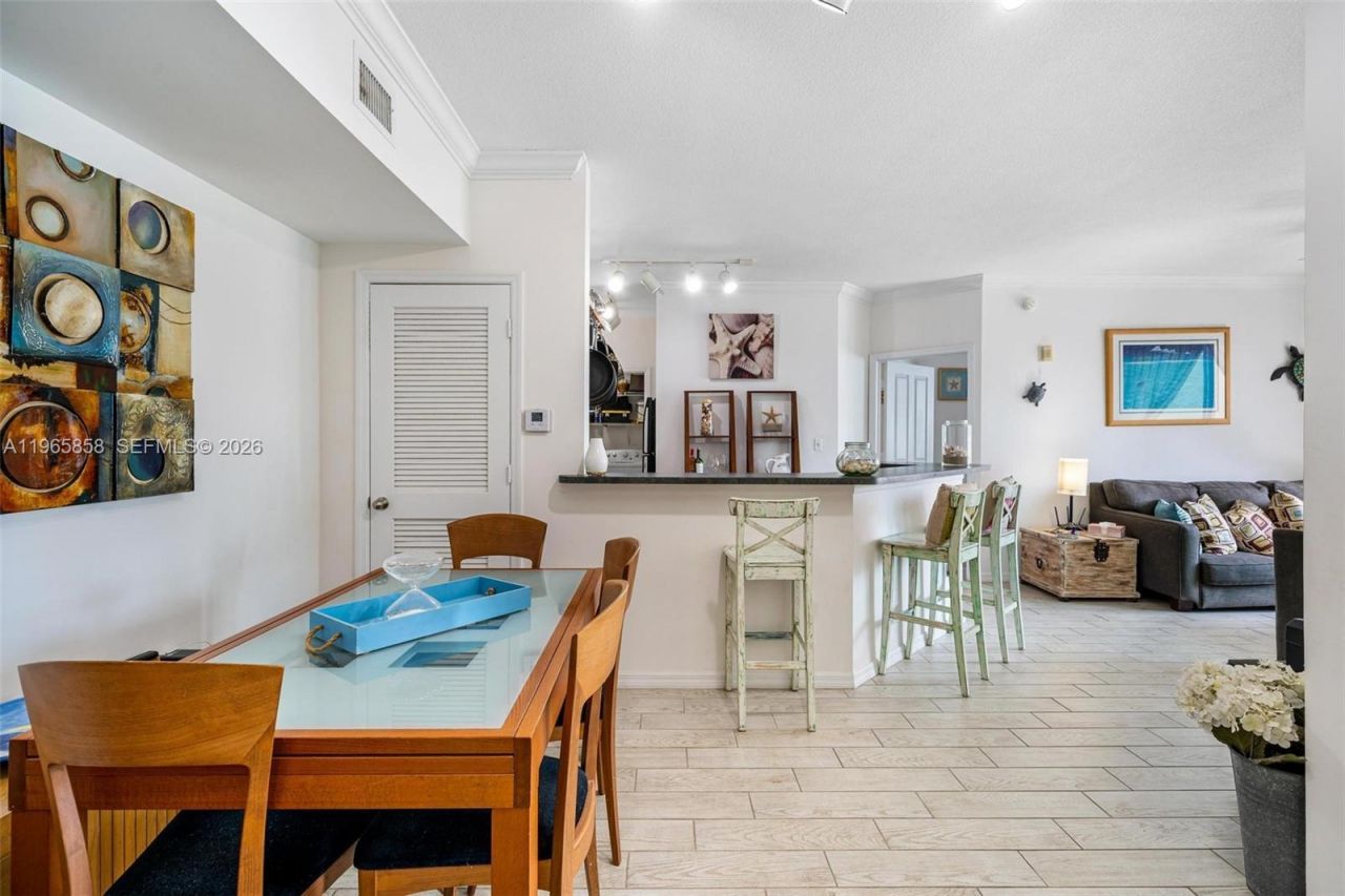 9172 Collins Ave, Unit 210, Surfside, FL 33154 Photo