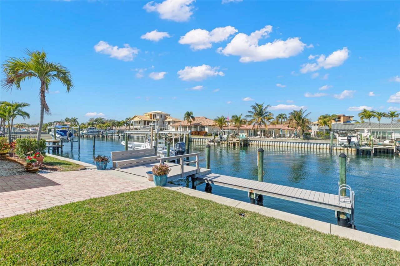 2035 Hawaii Avenue Ne, Saint Petersburg, FL 33703 Photo