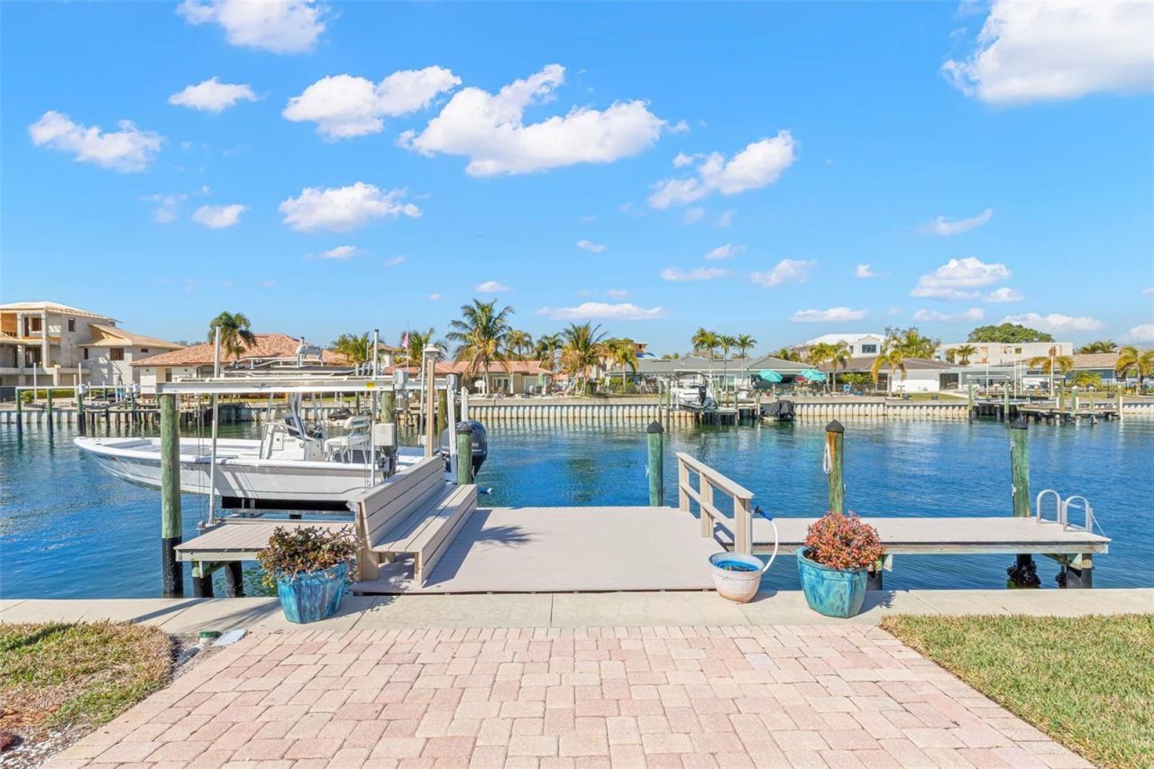 2035 Hawaii Avenue Ne, Saint Petersburg, FL 33703 Photo