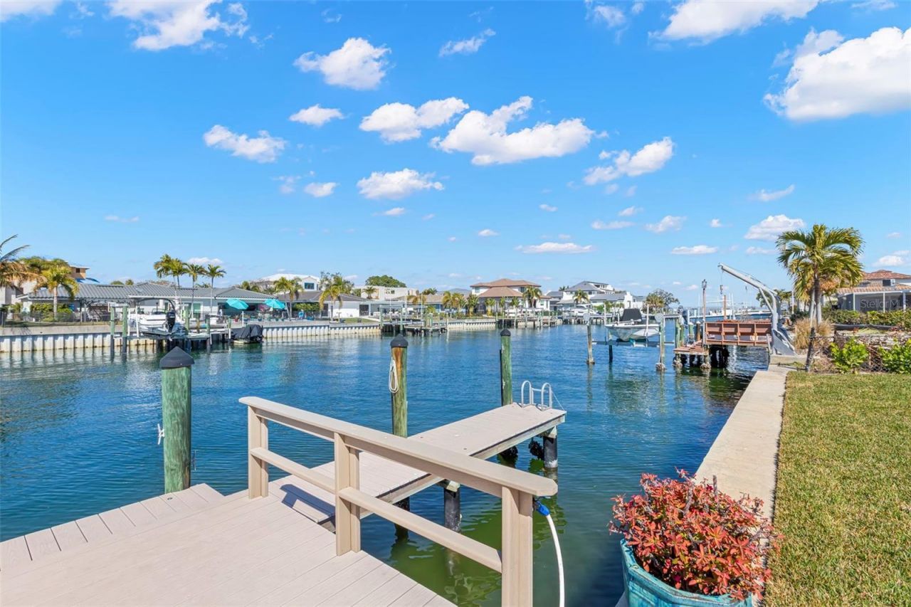 2035 Hawaii Avenue Ne, Saint Petersburg, FL 33703 Photo