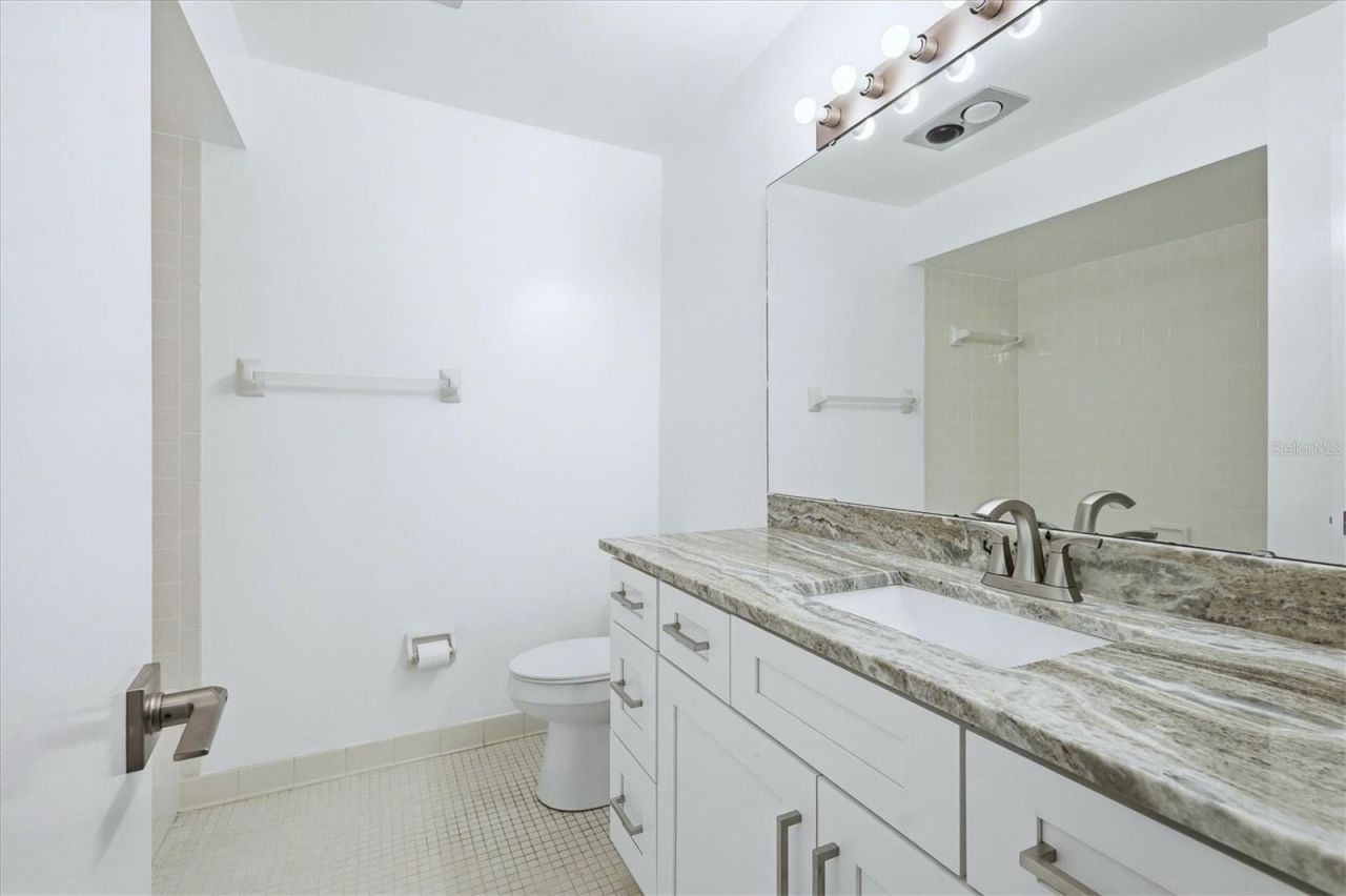 5651 Gardens Drive, Unit 5651, Sarasota, FL 34243 Photo