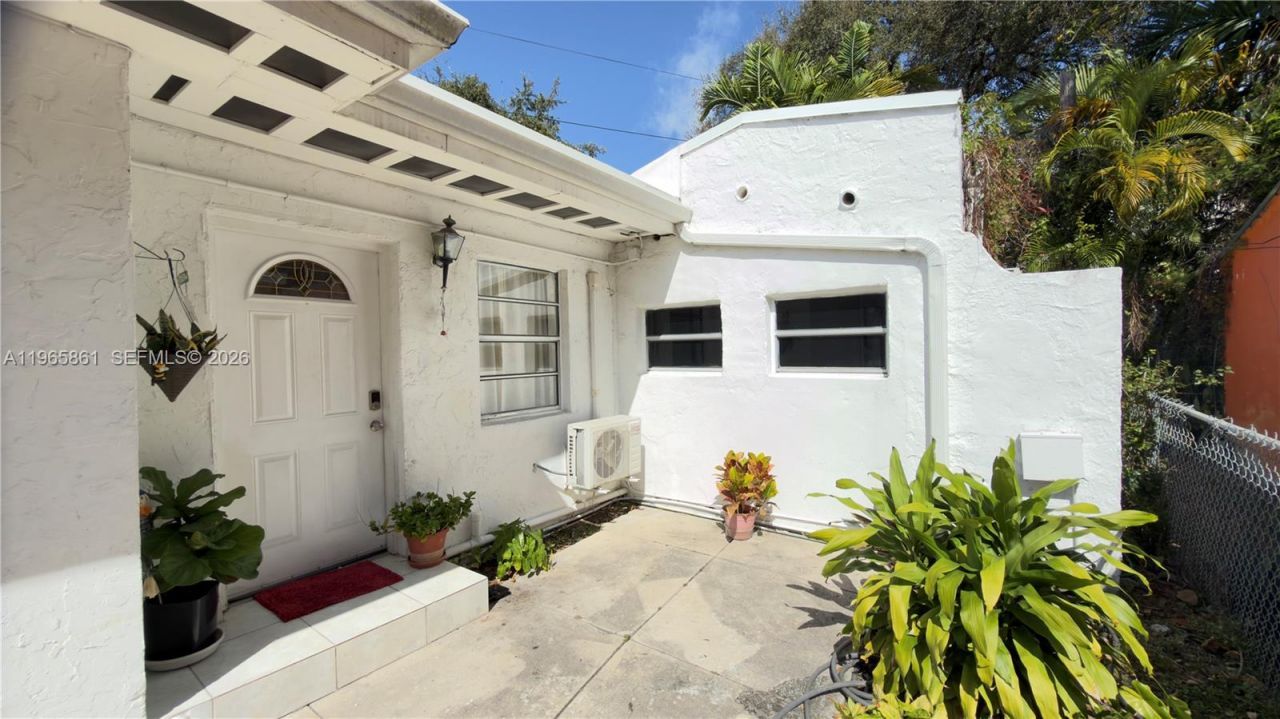 1545 NW 8th Ter, Miami, FL 33125 Photo