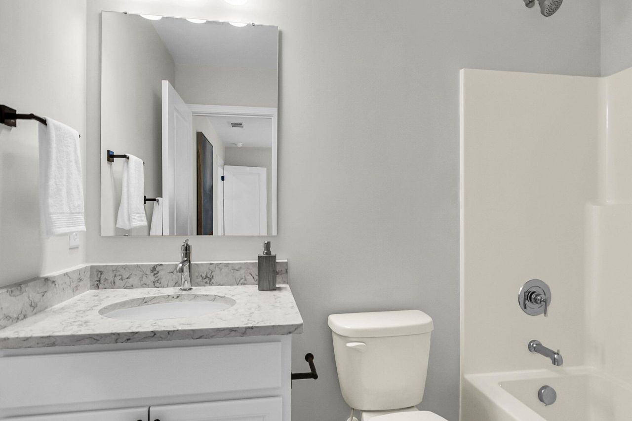 806 Abbey Gardens Lane Photo 7