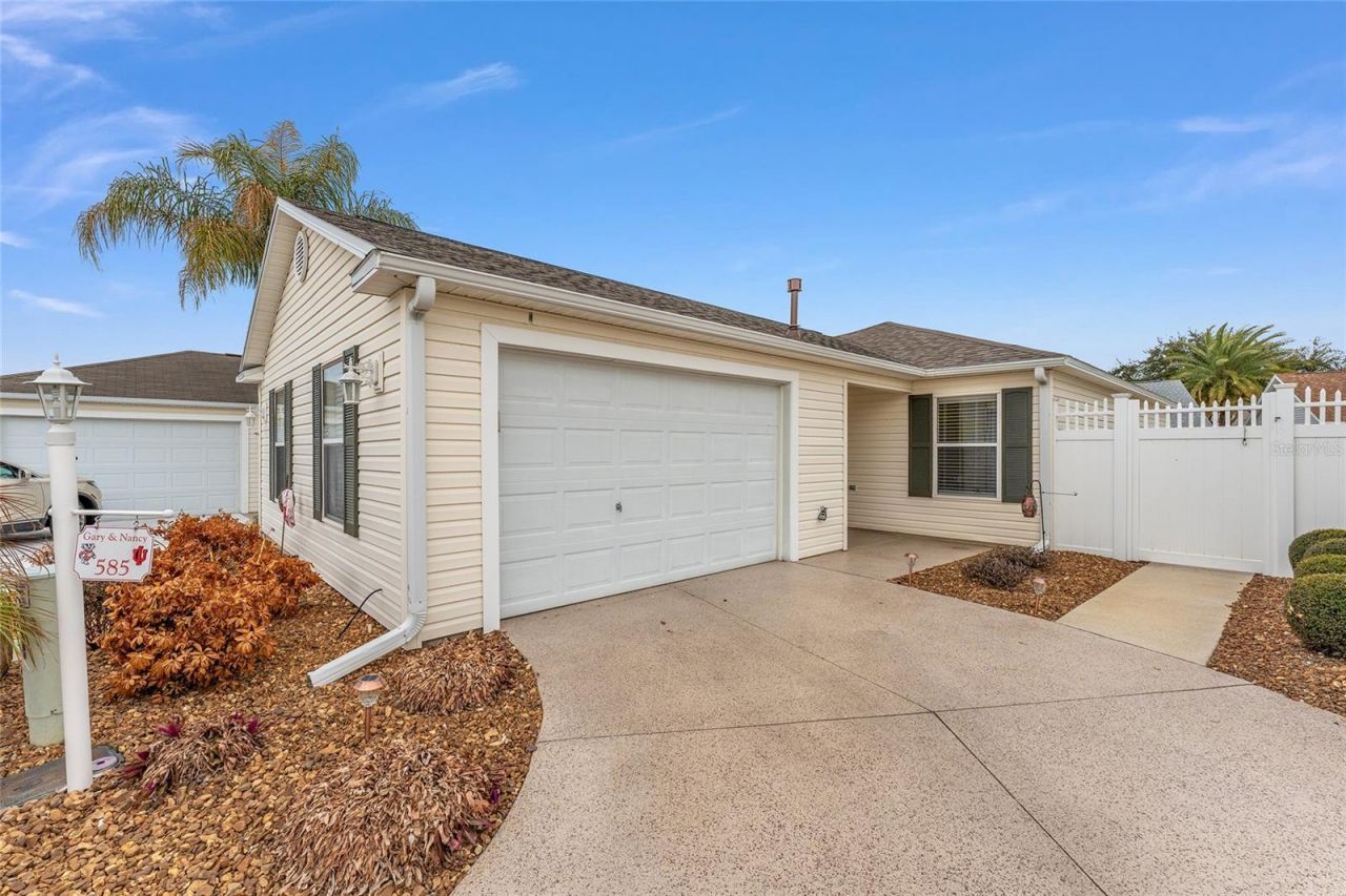 585 Lacy Place, The Villages, FL 32162 Main Photo