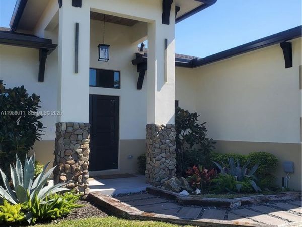 960 Rutherford Ln, Haverhill, FL 33415