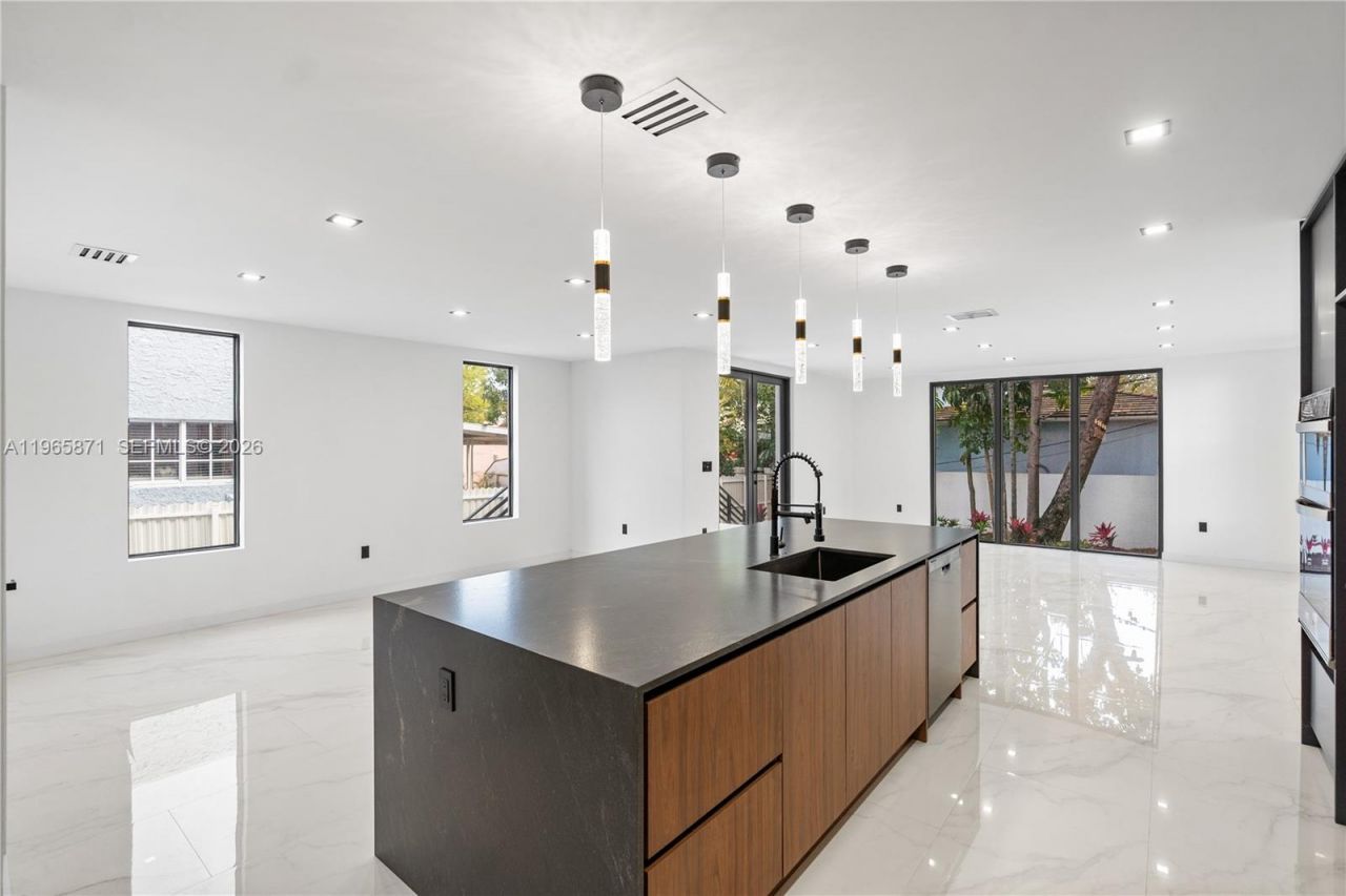 1644 NW 8th Ter , Miami, FL 33125 Photo