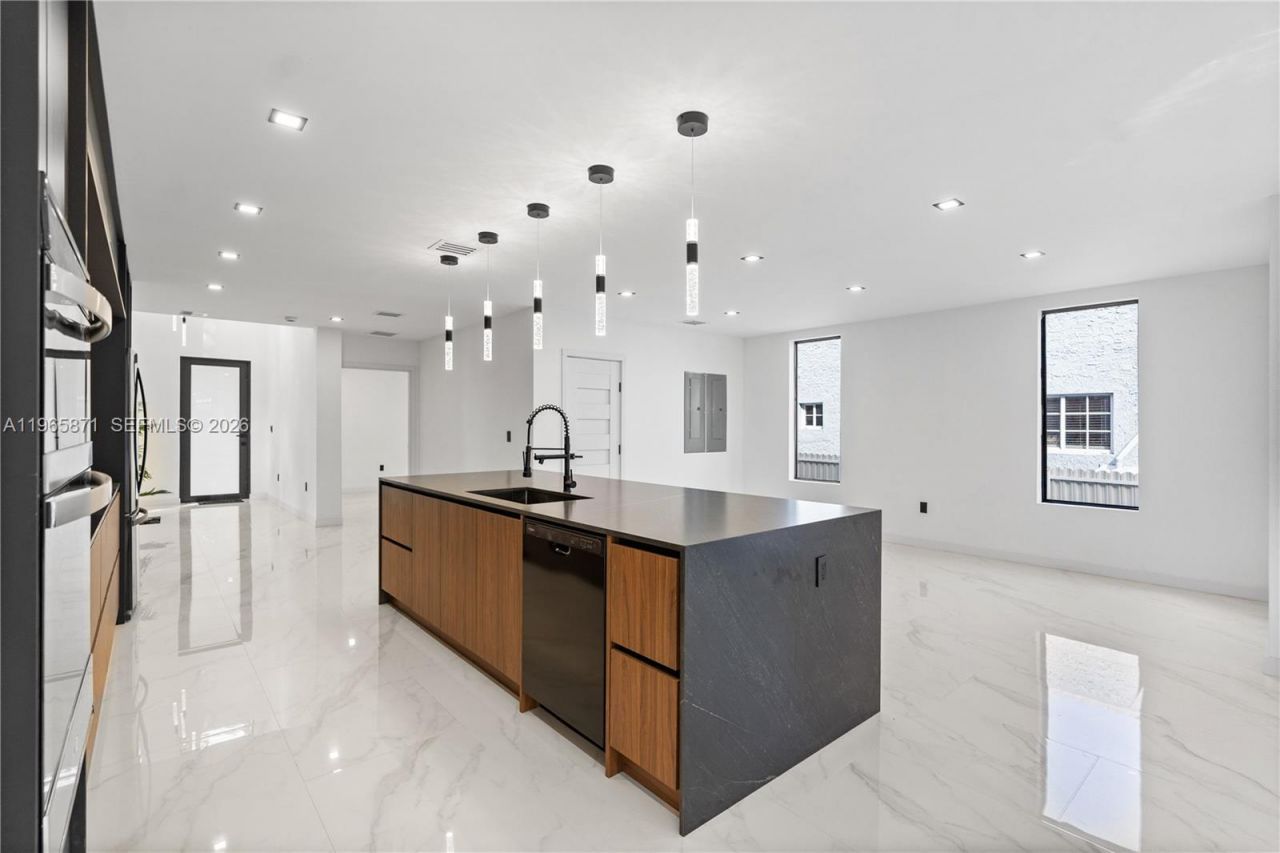 1644 NW 8th Ter , Miami, FL 33125 Photo