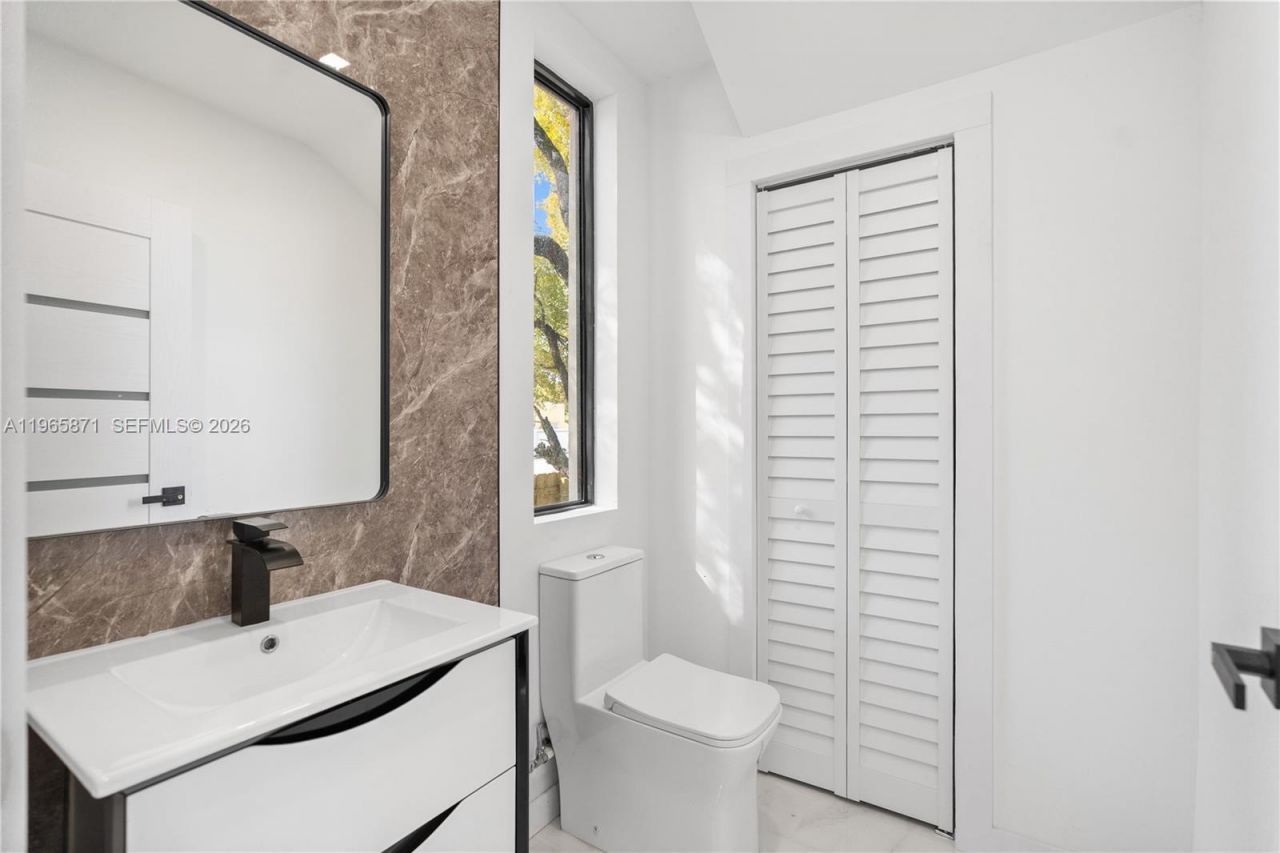 1644 NW 8th Ter , Miami, FL 33125 Photo