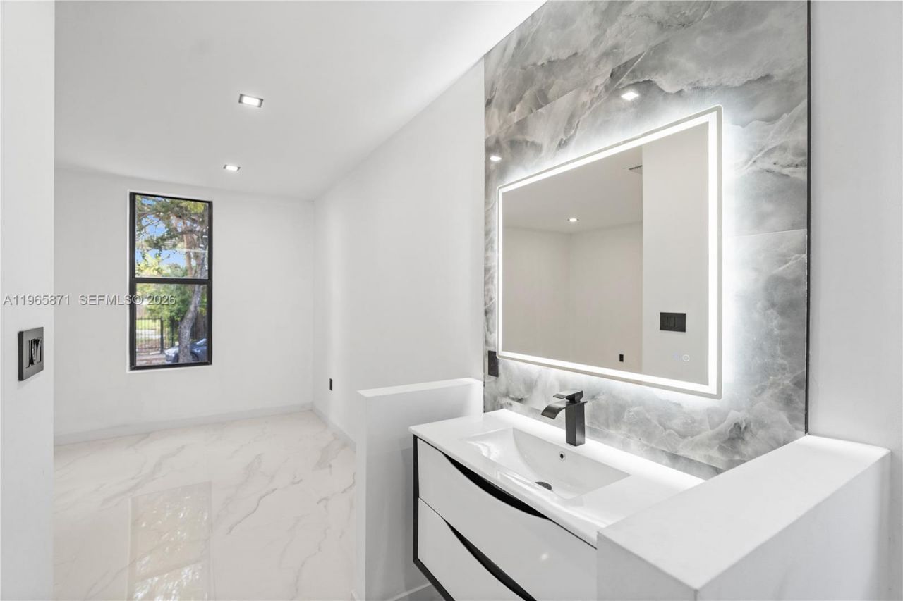 1644 NW 8th Ter , Miami, FL 33125 Photo