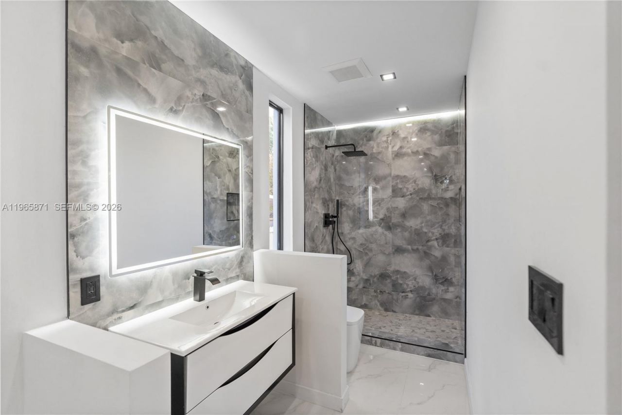 1644 NW 8th Ter , Miami, FL 33125 Photo