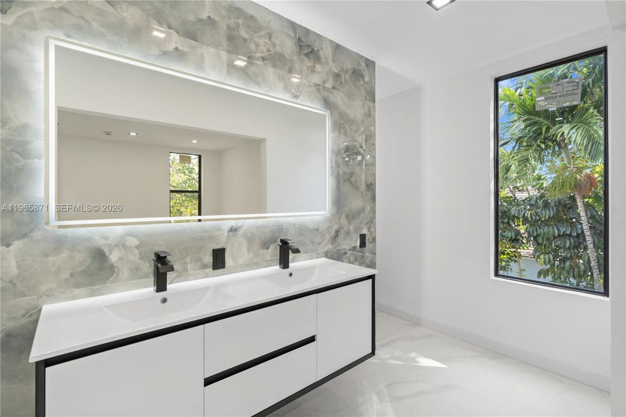 1644 NW 8th Ter, Miami, FL 33125 Photo