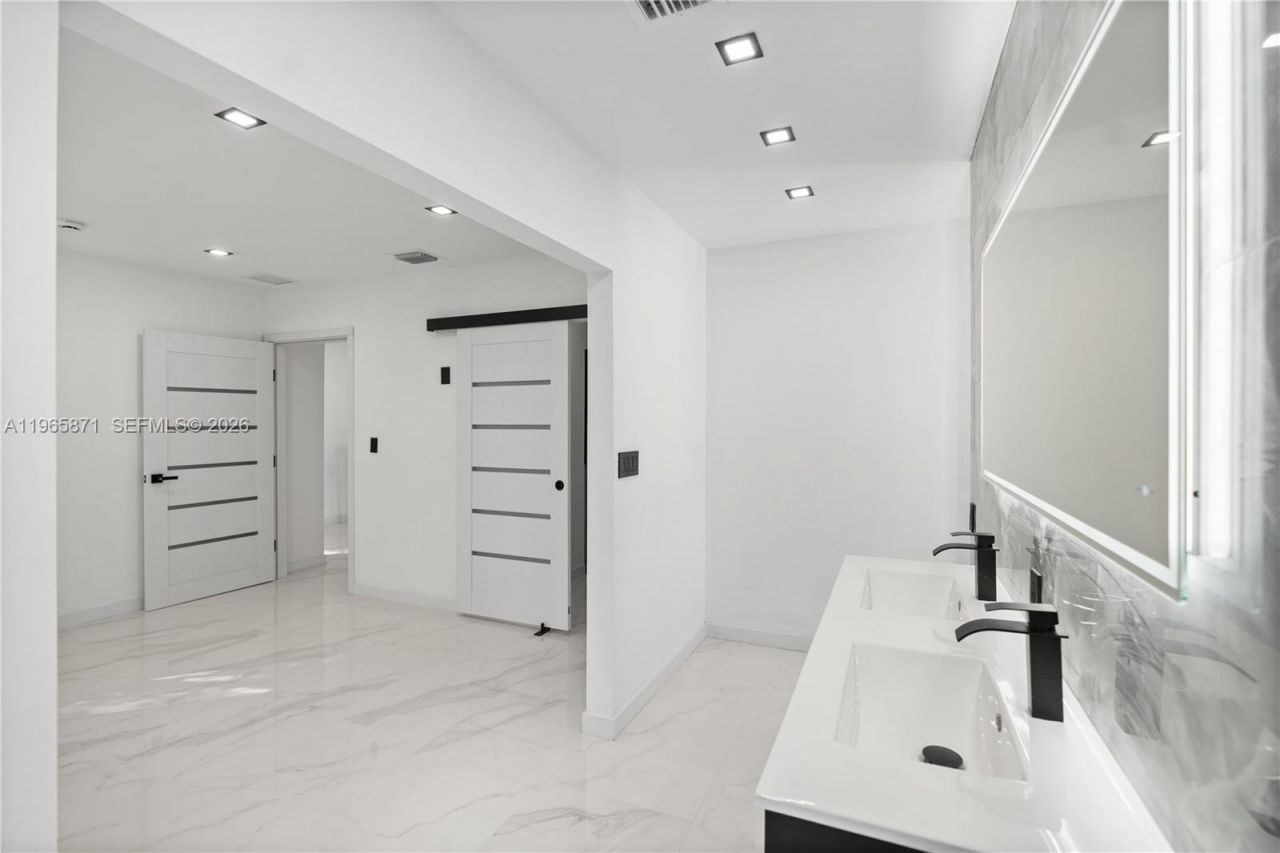 1644 NW 8th Ter , Miami, FL 33125 Photo