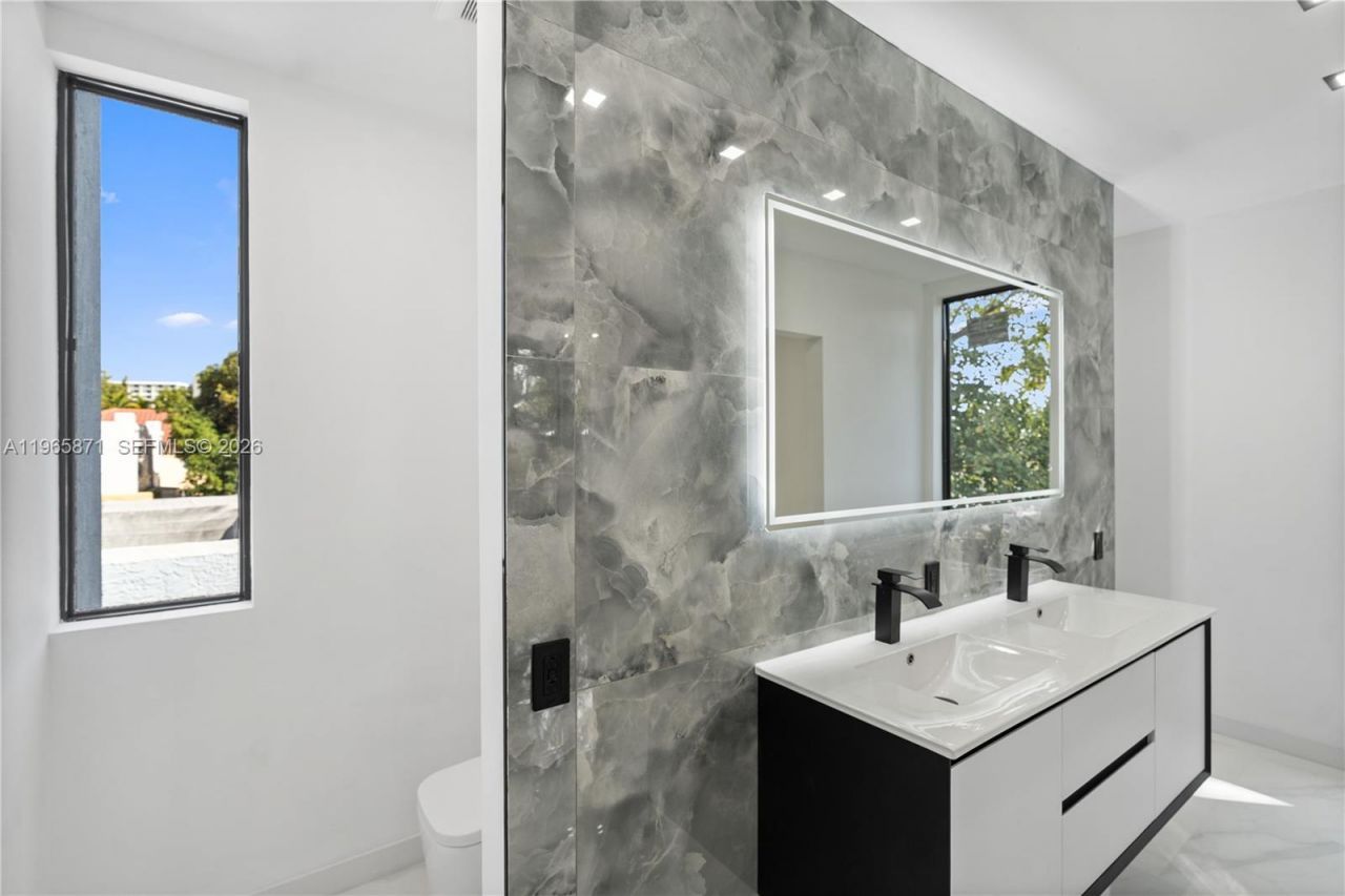 1644 NW 8th Ter , Miami, FL 33125 Photo