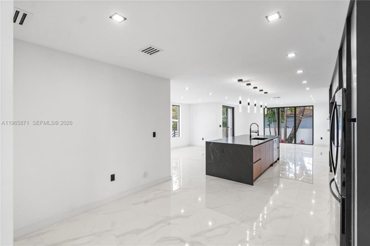 1644 NW 8th Ter , Miami, FL 33125 Photo