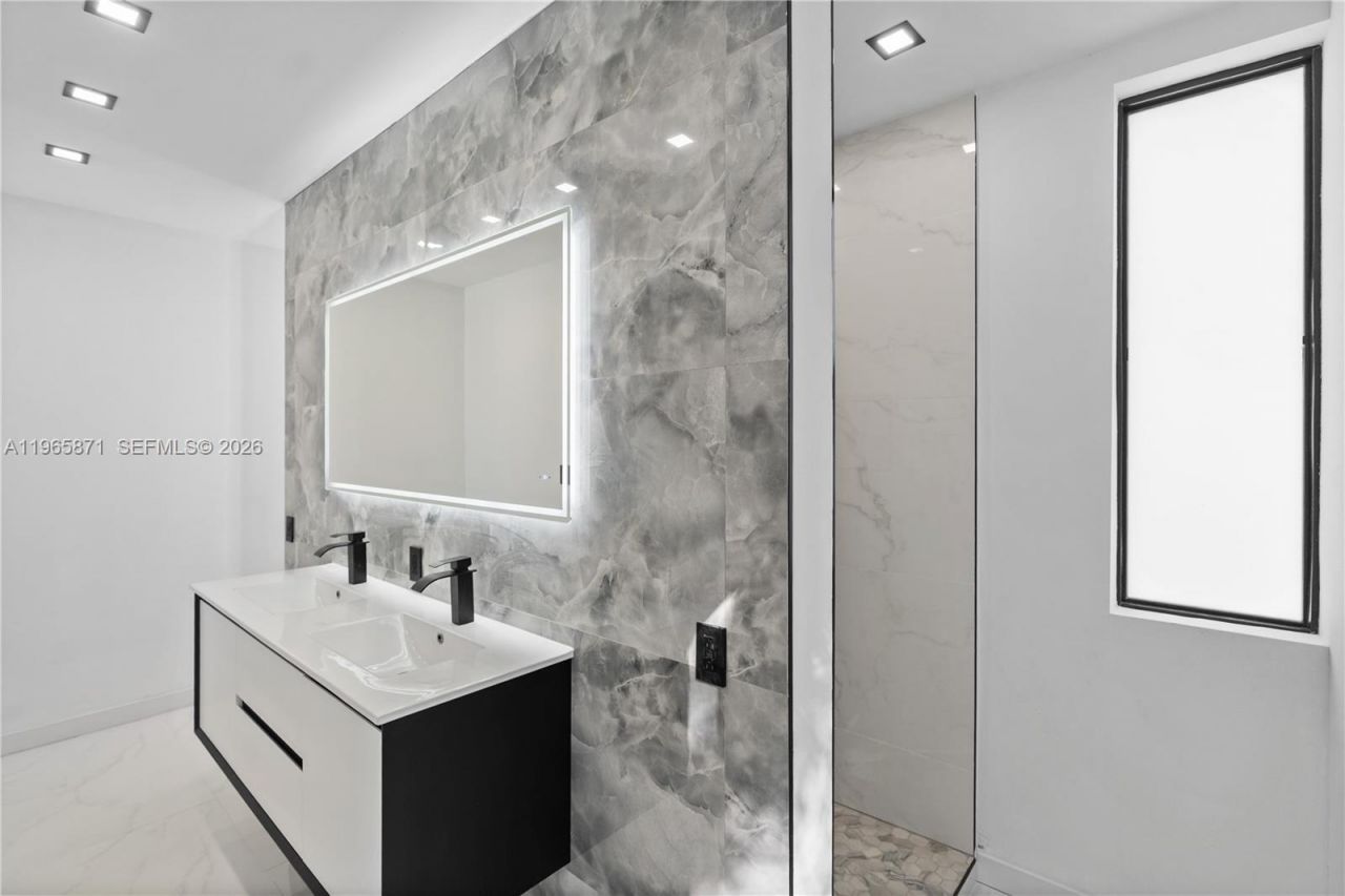 1644 NW 8th Ter , Miami, FL 33125 Photo