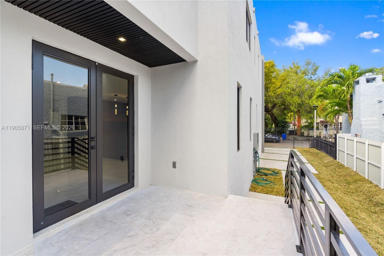 1644 NW 8th Ter , Miami, FL 33125 Photo