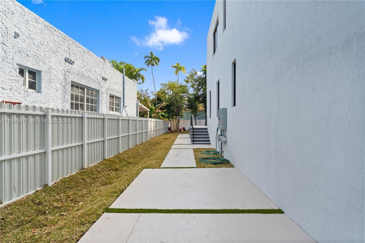 1644 NW 8th Ter, Miami, FL 33125 Photo