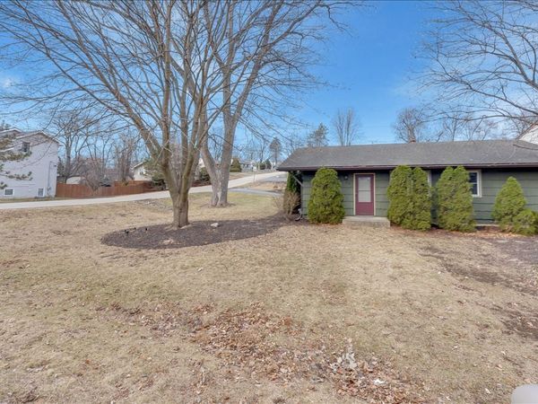 411 E Oak Street, Lake In The Hills, IL 60156