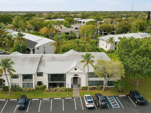 921 NE 199th St, Unit 107, Miami, FL 33179