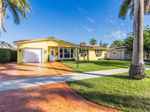 1017 NE 4th St, Hallandale Beach, FL 33009