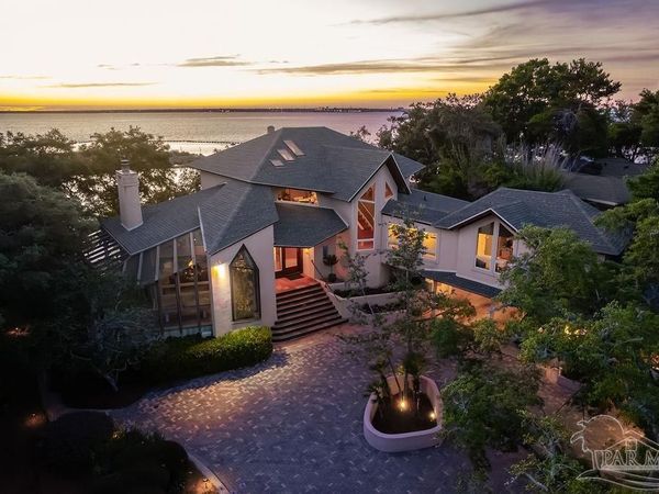 92 Highpoint Dr, Gulf Breeze, FL 32561