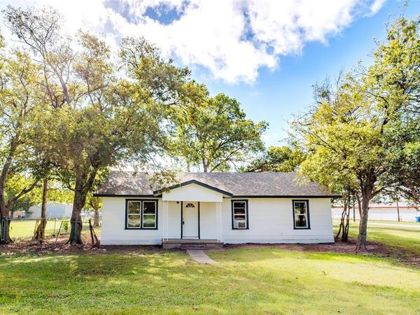 202 N Sycamore , Malone, TX 76660