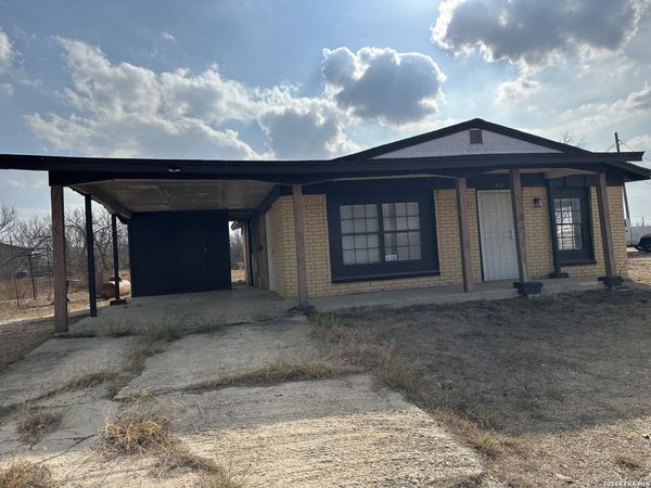 426 Carrizo Hill, Carrizo Springs, TX 78834