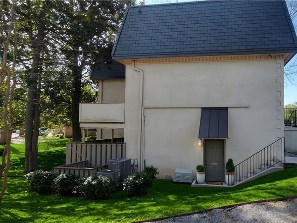 64 NW Chaumont Square NW, Atlanta, GA 30327