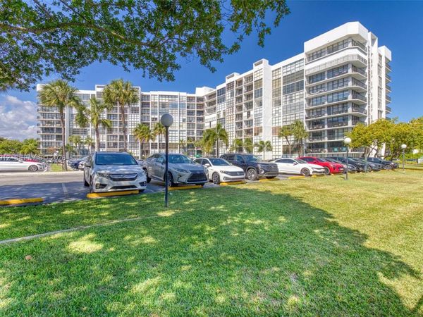 800 Parkview Dr, Unit 311, Hallandale Beach, FL 33009