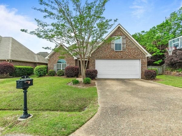 5 Chanticleer Cir., Hattiesburg, MS 39402