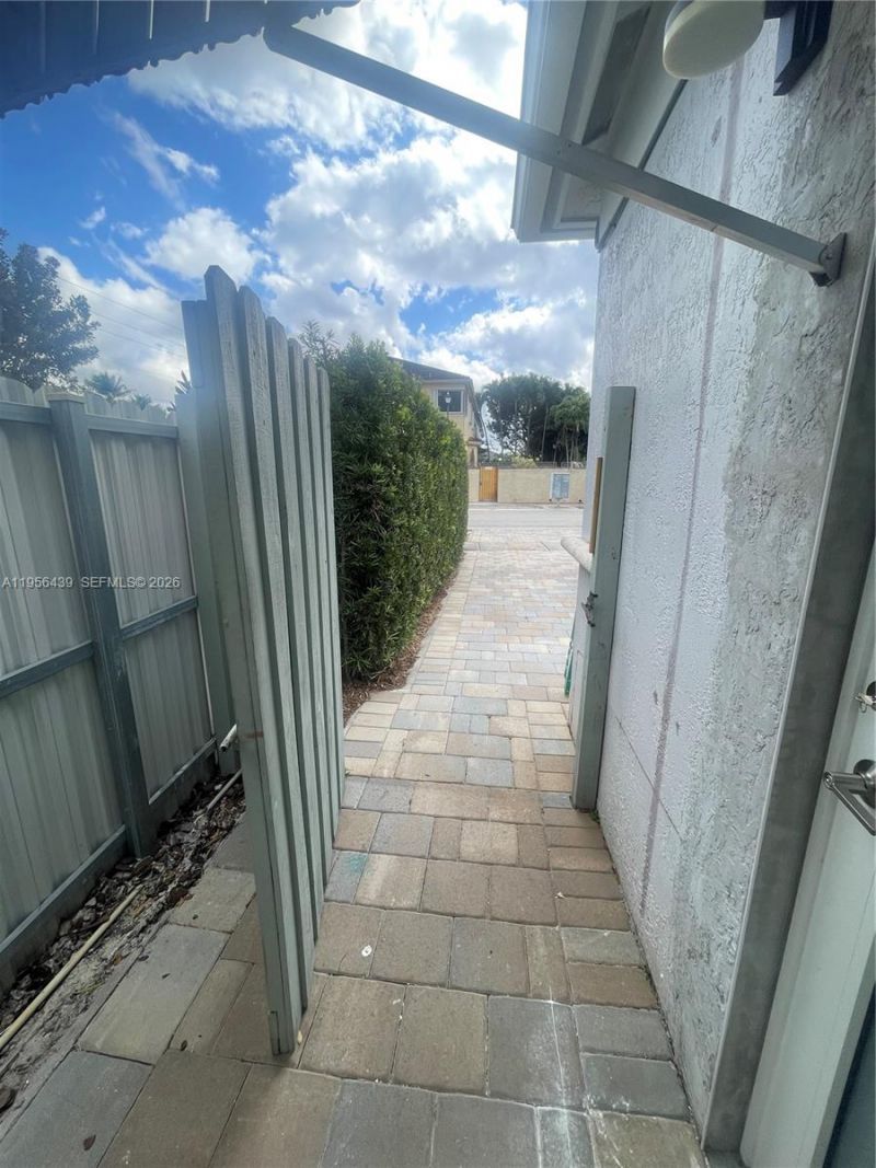 12715 NW 7th St, Miami, FL 33182 Photo