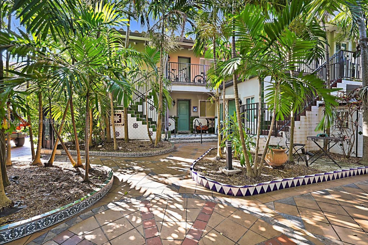 8142 Byron Ave, Unit 3, Miami Beach, FL 33141 Photo