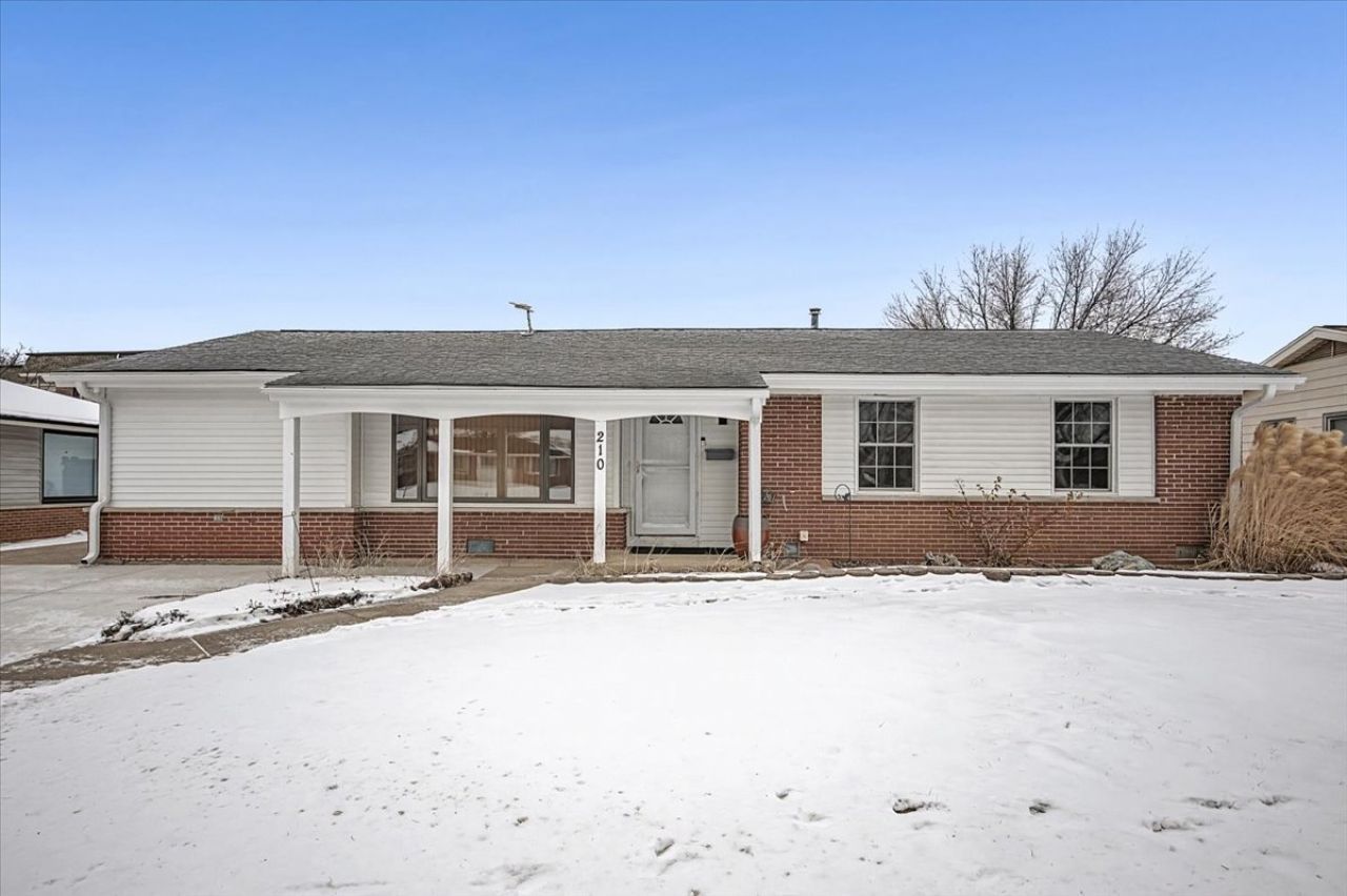 210 Brookhaven Drive, Elk Grove Village, IL 60007 Main Photo