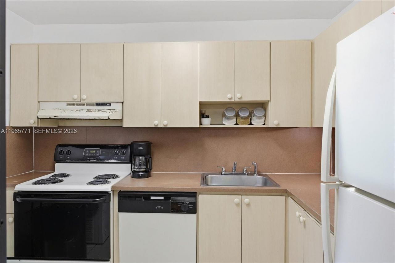 7400 Miami Lakes Dr, Unit D205, Miami Lakes, FL 33014 Photo