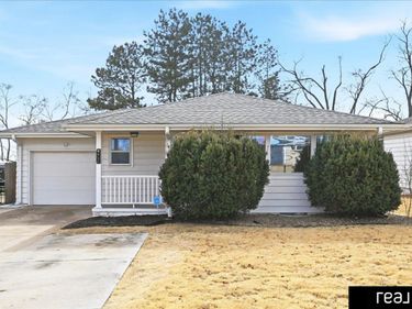 6915 B Street, Omaha, NE 68106