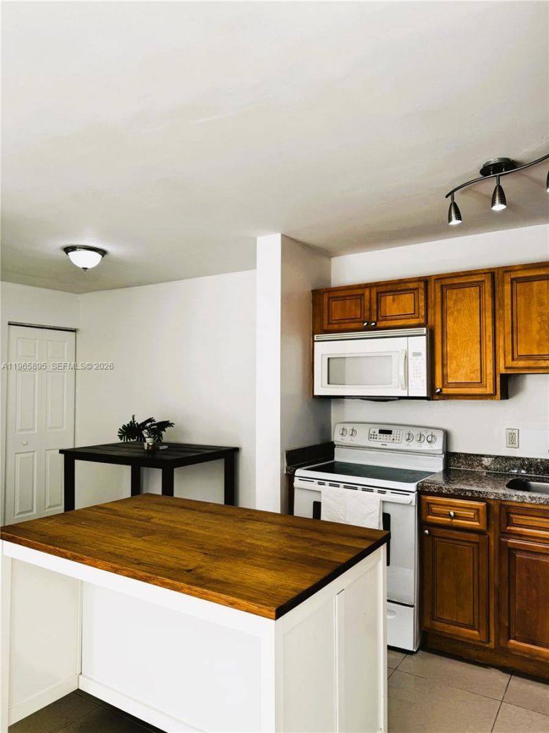 10725 Cleary Blvd, Unit 110, Plantation, FL 33324 Photo