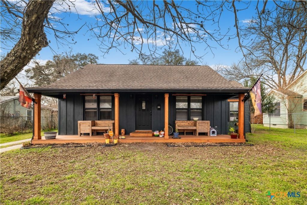 411 N La Grange Street, Hallettsville, TX 77964 Main Photo