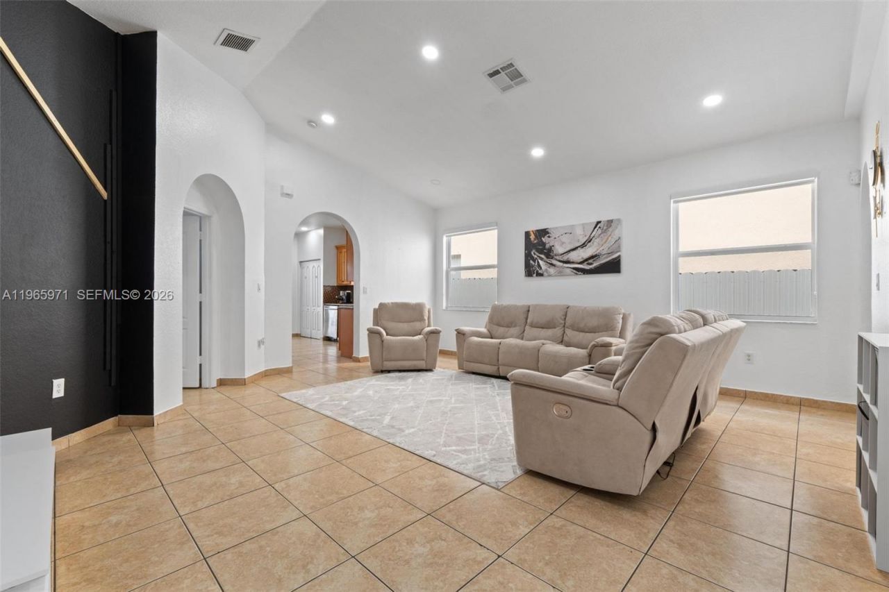 2328 NE 37th Ter , Homestead, FL 33033 Photo