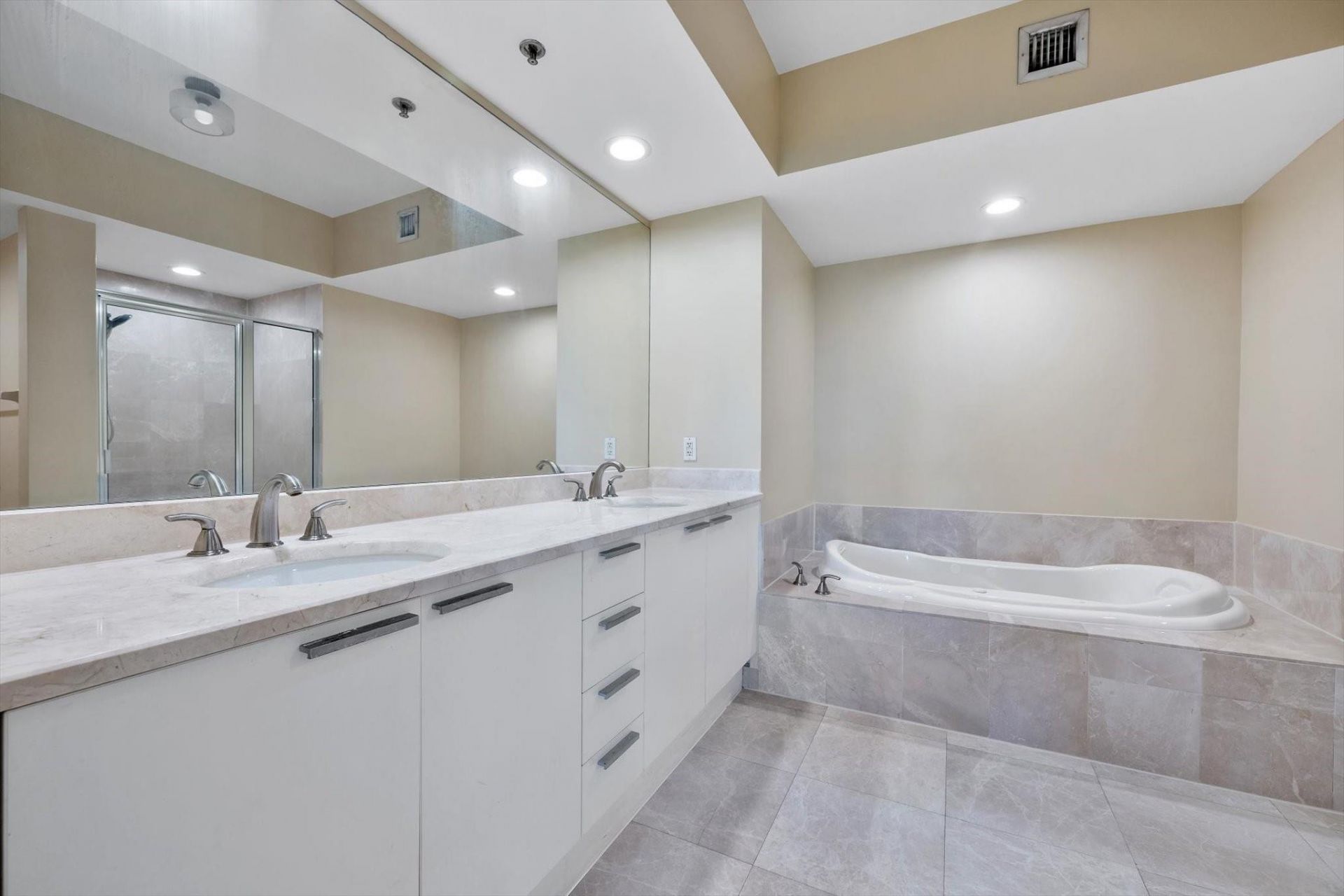 14951 Royal Oaks Lane, Unit 1506, North Miami, FL 33181 Photo