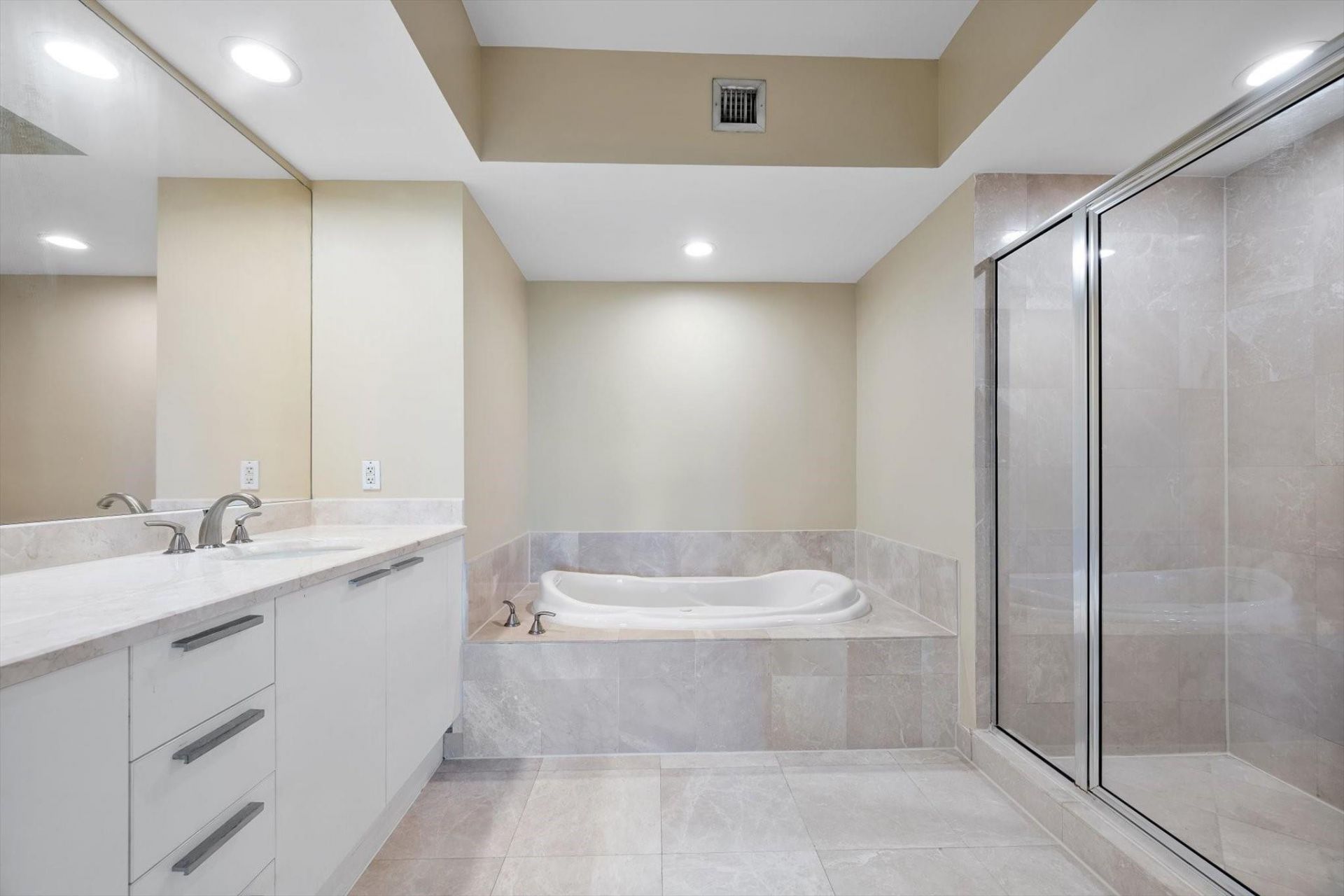 14951 Royal Oaks Lane, Unit 1506, North Miami, FL 33181 Photo