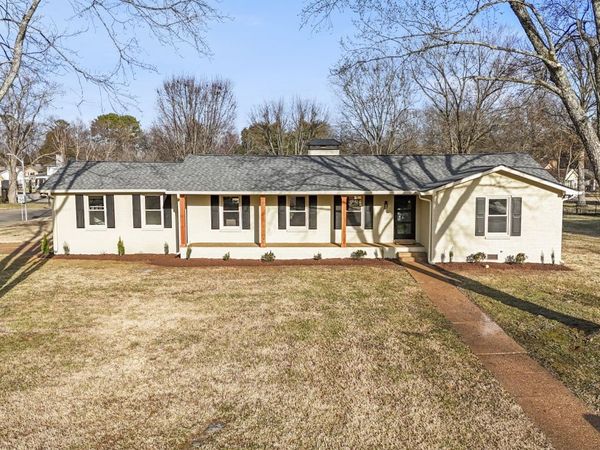 2242 Surrey Dr, Murfreesboro, TN 37129