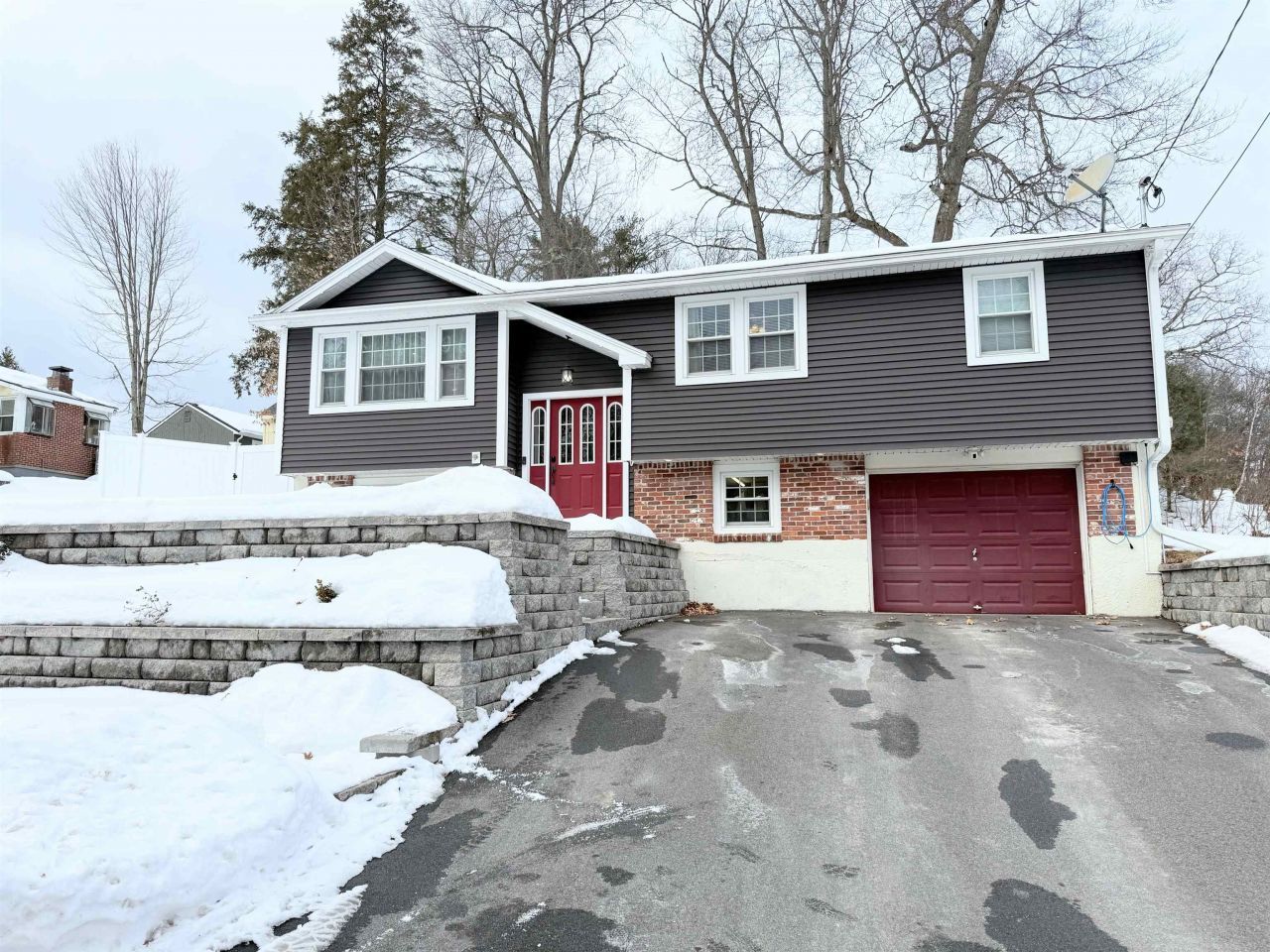 15 Dover Street, Nashua, NH 03063 Main Photo