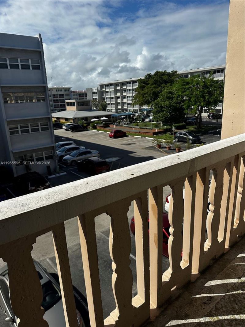 410 SE 2nd St, Unit 308, Hallandale Beach, FL 33009 Photo