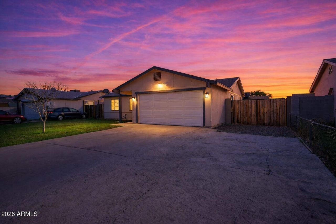 8051 W Mariposa Drive, Phoenix, AZ 85033 Main Photo