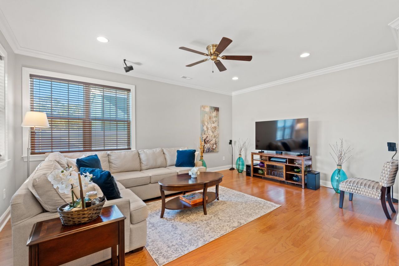 94 Oak Dr. S Photo 3