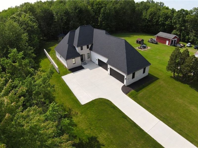 8860 Sharp Road, Olmsted Township, OH 44138 Photo 2