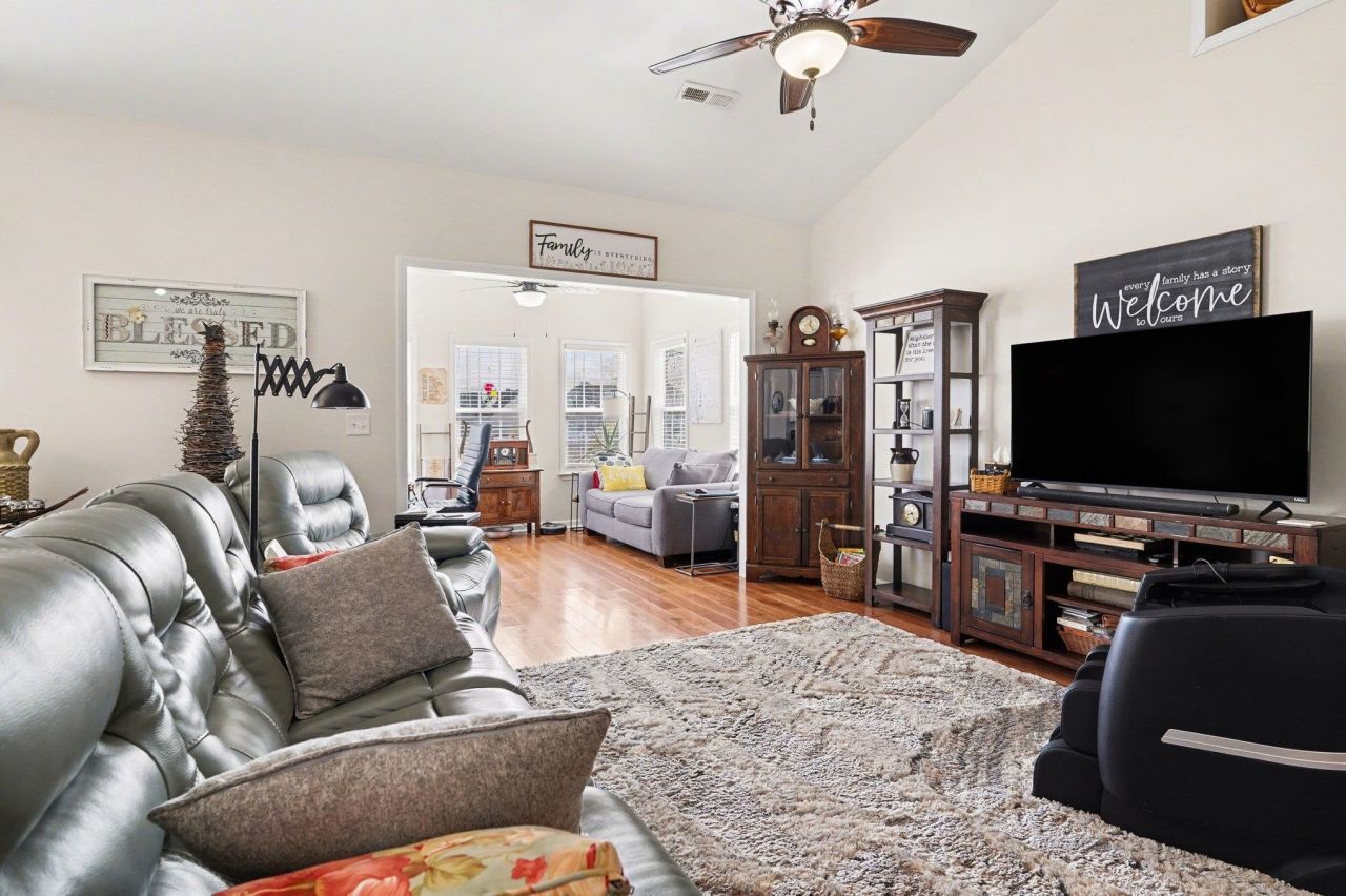 206 Oak Landing Dr. Photo 7