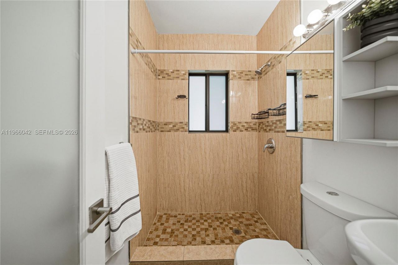 570 NE 69th St , Unit 1, Miami, FL 33138 Photo