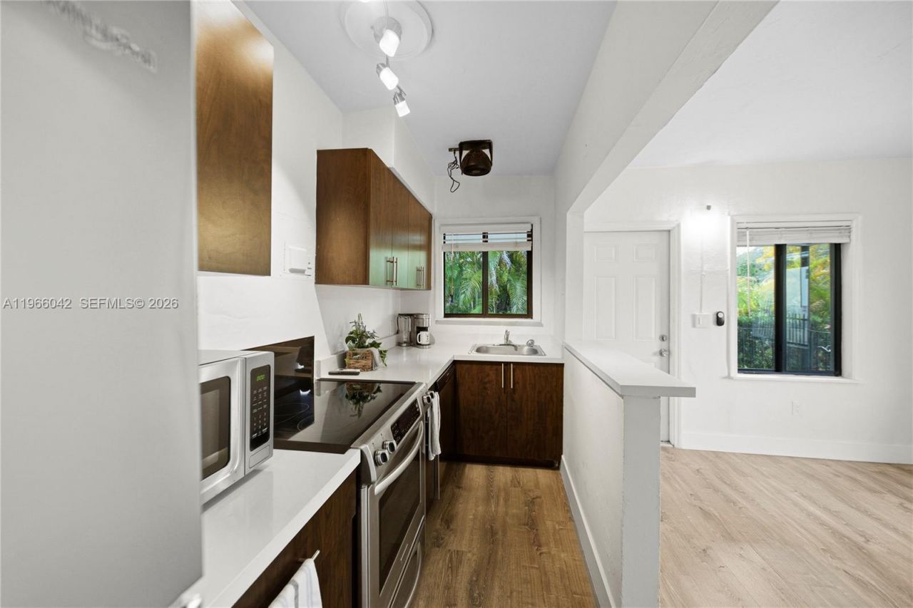 570 NE 69th St , Unit 1, Miami, FL 33138 Photo