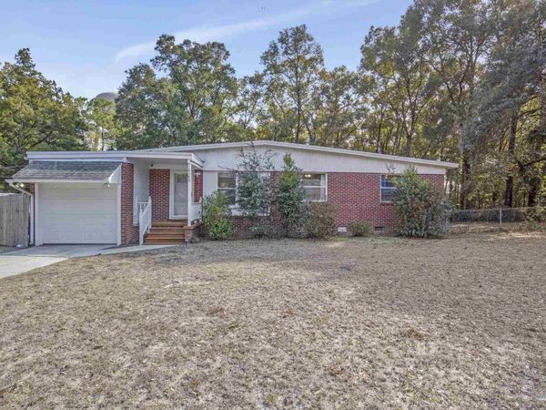 6589 Cedar St, Milton, FL 32570